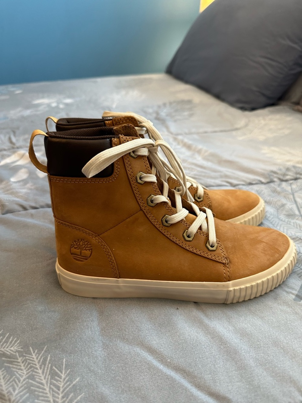 EUC Womens Timberland Skyla Bay Tan Nubuck High-Top Sneakers w/White Sole Sz 5.5 - Picture 2 of 8